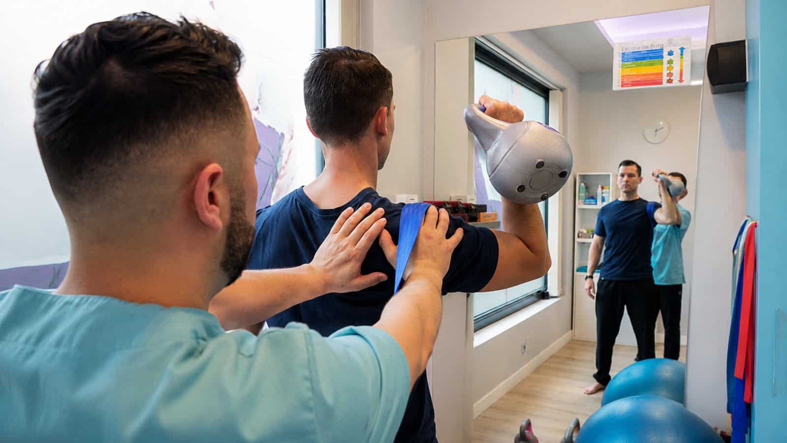 Trabajo de fuerza de hombro por encima de la cabeza supervisado en RP Clinic Móstoles